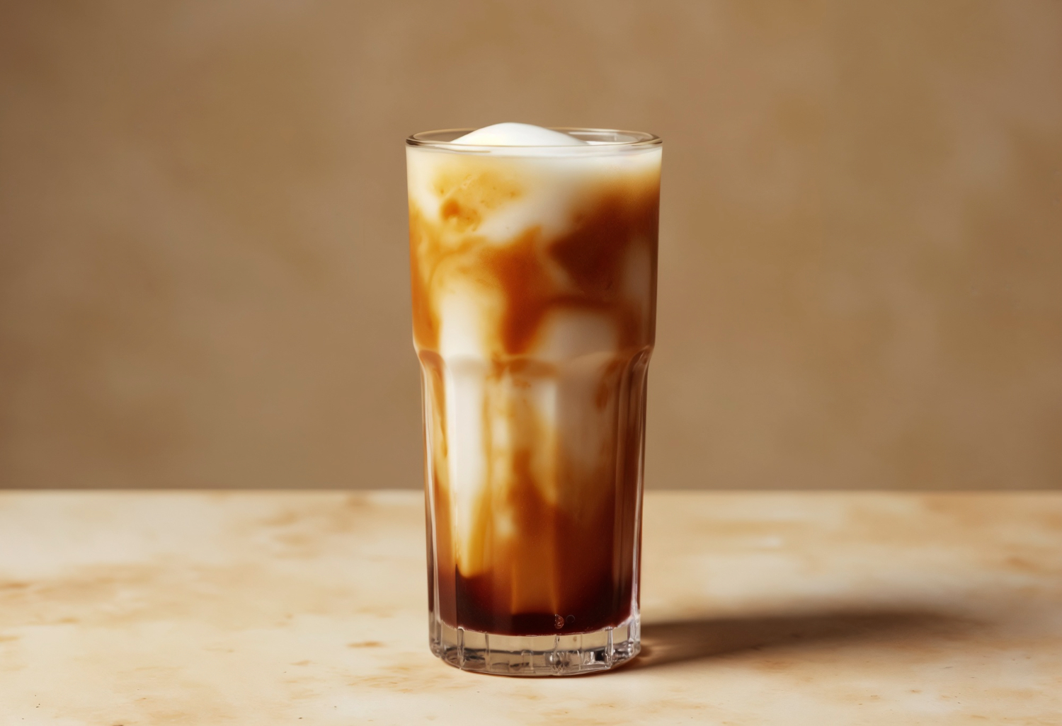 Brown sugar milk tea dengan susu creamy dan sirup gula aren dalam gelas tinggi